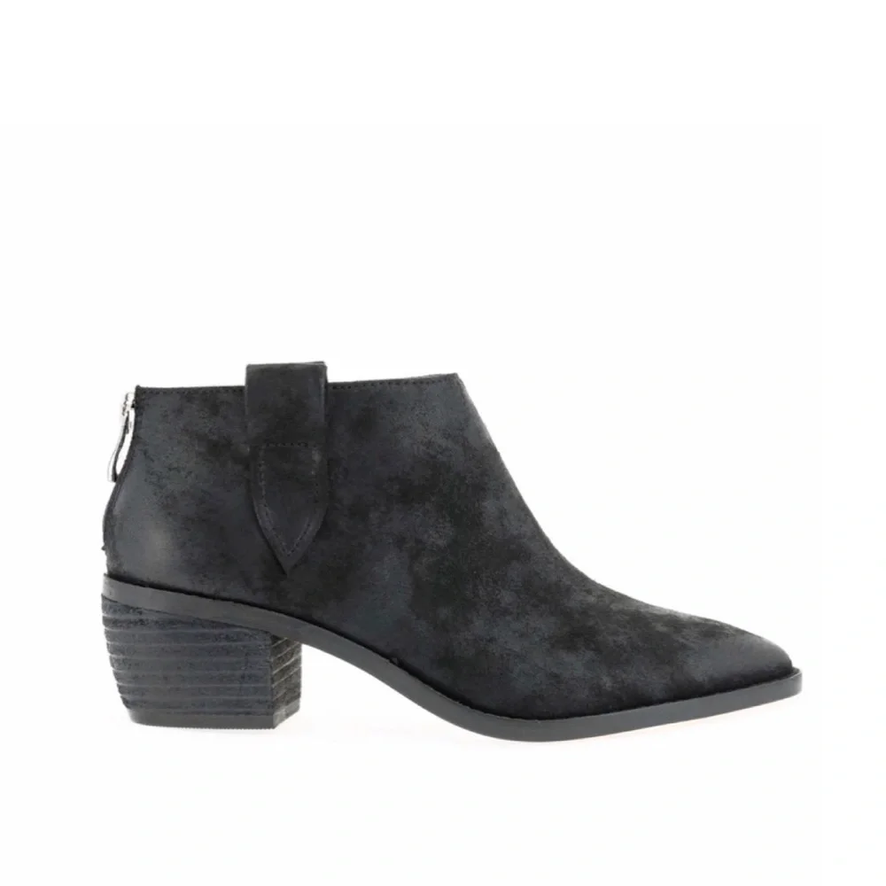 BAND OF GYPSIES • Rainier‎ Burnished Micro Cowsuede Booties - Black 8 $100